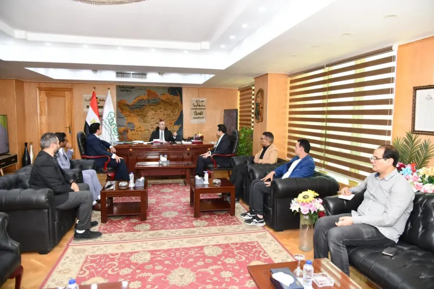 محافظ الفيوم يناقش استعدادات إقامة مهرجان تونس للخزف والحرف اليدوية