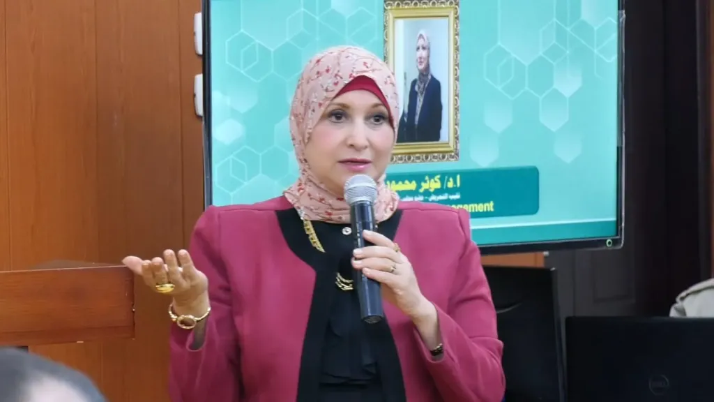 نقيب التمريض تكرم ممرضًا أنقذ طفلًا أمام محطة أسوان.. مكافأة ودرع «أوسكار النقابة» لمحمود عبدالقادر