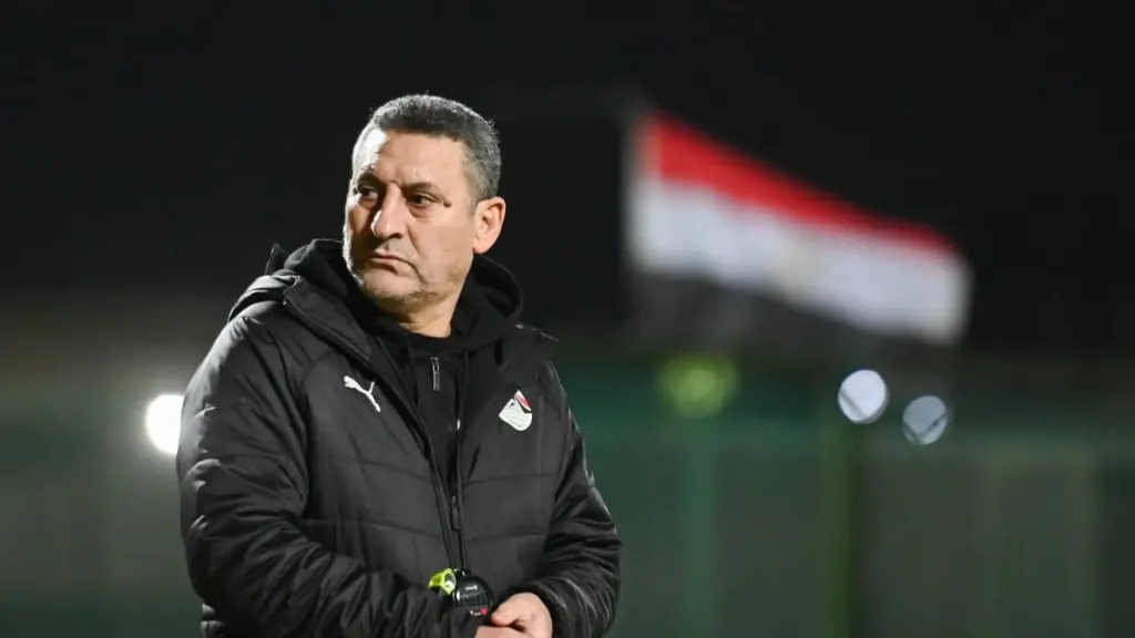 جهاز منتخب الناشئين ورئيس البعثة يتابعون مباراة كولومبيا وإنجلترا من المدرجات