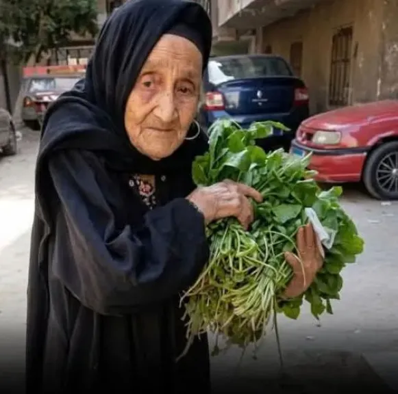 90 سنة كفاح لم تنحن أمام العمر.. رحيل الحاجة عزيزة أقدم بائعة خضار بشبرا الخيمة