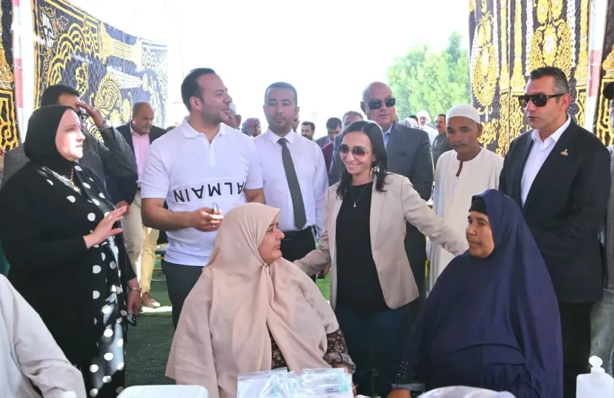 محافظ البحيرة تتفقد القافلة الطبية بقرية الأمل بوادي النطرون وتتابع خدمات مبادرات «100 مليون صحة»