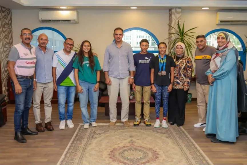رئيس نادي سموحة يكرم أبطال العالم في الخماسي الحديث بعد إنجاز إسبانيا التاريخي