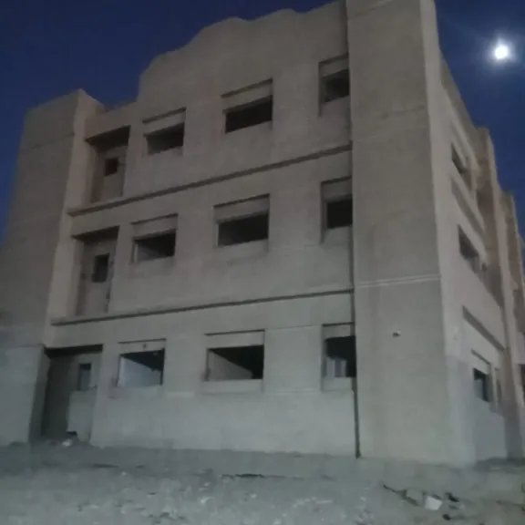 الأهالي يشكون من الإهمال والزواحف وتردد متعاطي مخدرات.. والصحة: لا يوجد ما يفيد بتبعيته للمديرية.. ورئيس المدينة: جُهز كمستشفى ولم يعمل