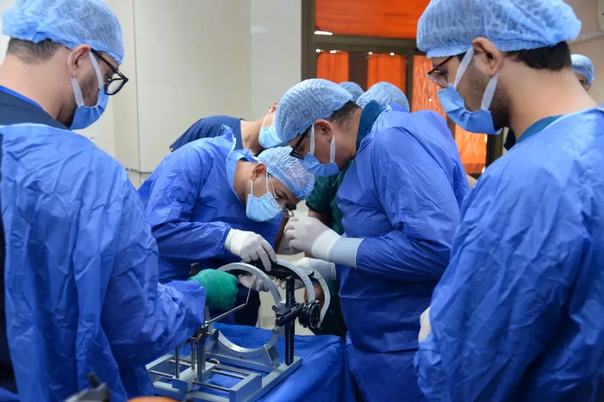 فريق طبي بقسم جراحة المخ والأعصاب بجامعة أسيوط ينجح في إجراء جراحة التحفيز العميق للمخ لشاب يبلغ من العمر 29 عاما