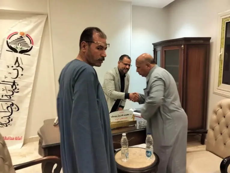 نائب شمال بني سويف يلتقي المواطنين للاستماع إلى مطالبهم