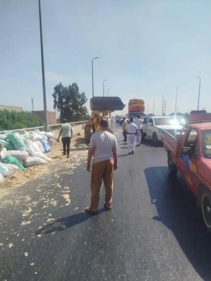 مشهد مفاجئ أعلى كوبري قها.. انقلاب حمولة «جامبو» على طريق بنها دون إصابات