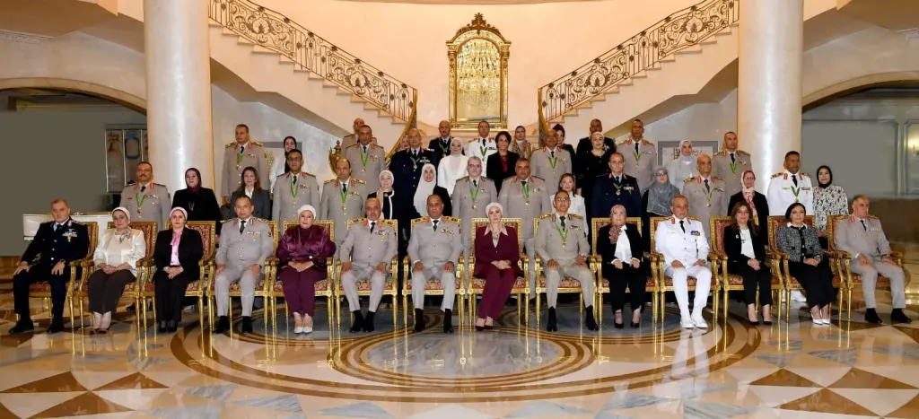 وزير الدفاع يكرم عددا من القادة الذين أوفوا العطاء بالقوات المسلحة