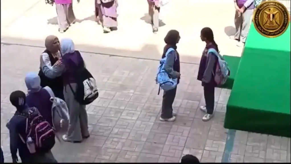 "حضن وقبلة".. مديرة مدرسة تودّع طالباتها بطريقة مؤثرة قبل العودة لمنازلهن