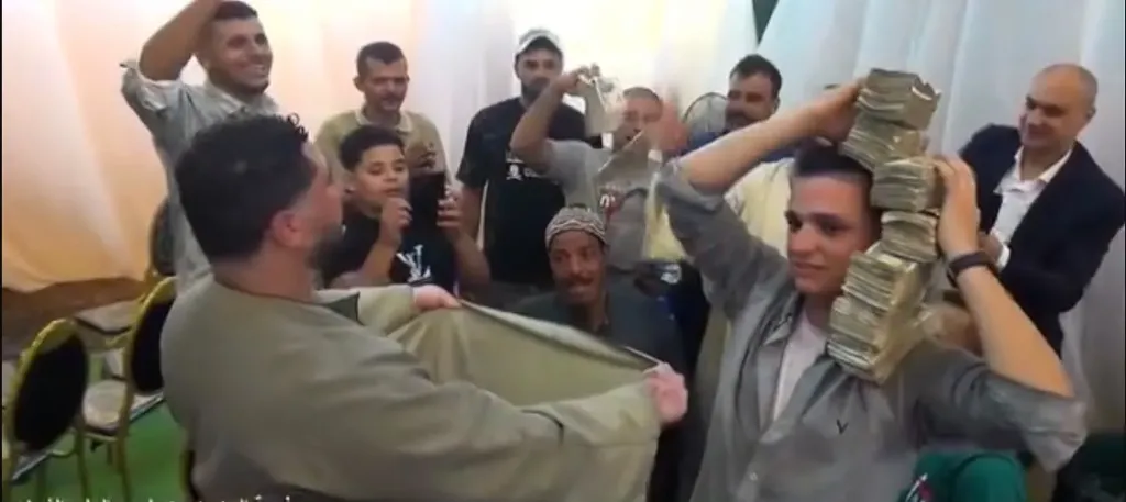 "الفلوس في الجلابية".. عريس يجمع مبالغ مالية ضخمة في حفل زفافه ويثير تفاعلًا واسعًا