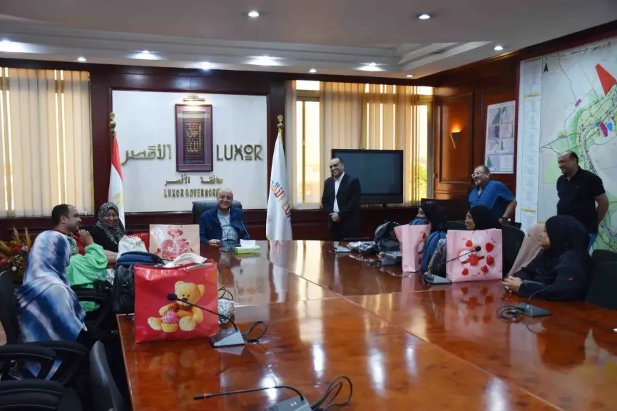 محافظ الأقصر يوزع تأشيرات العمرة المجانية على السيدات