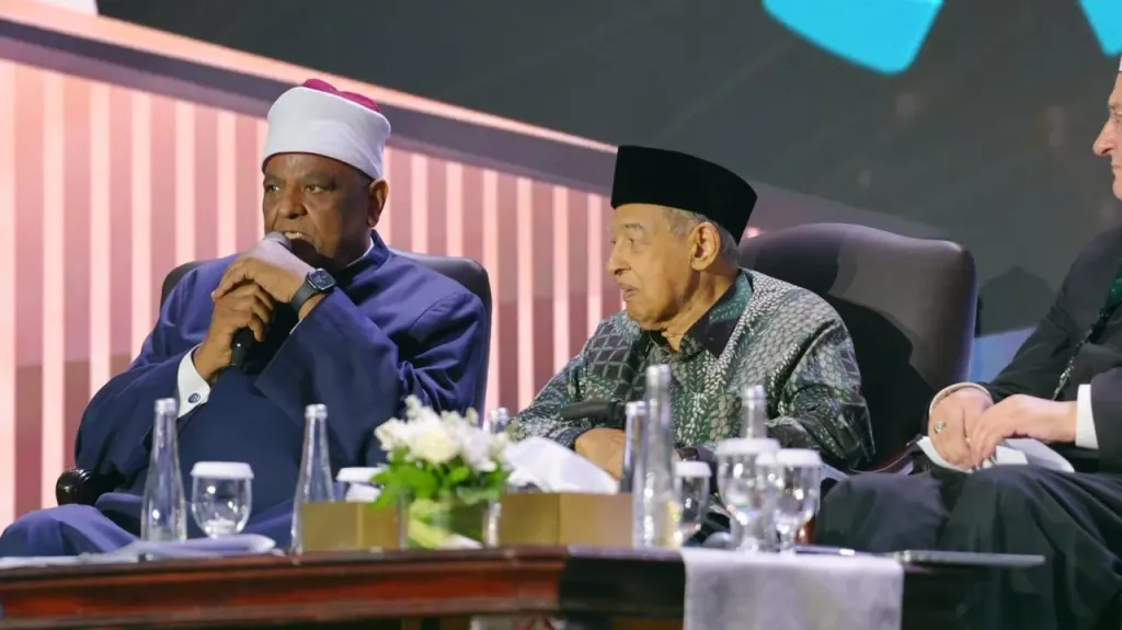 د. عباس شومان يدعو خلال مؤتمر بإندونيسيا إلى وحدة إسلامية تكاملية ووقف ضخ رؤوس الأموال في دول تناصبنا العداء