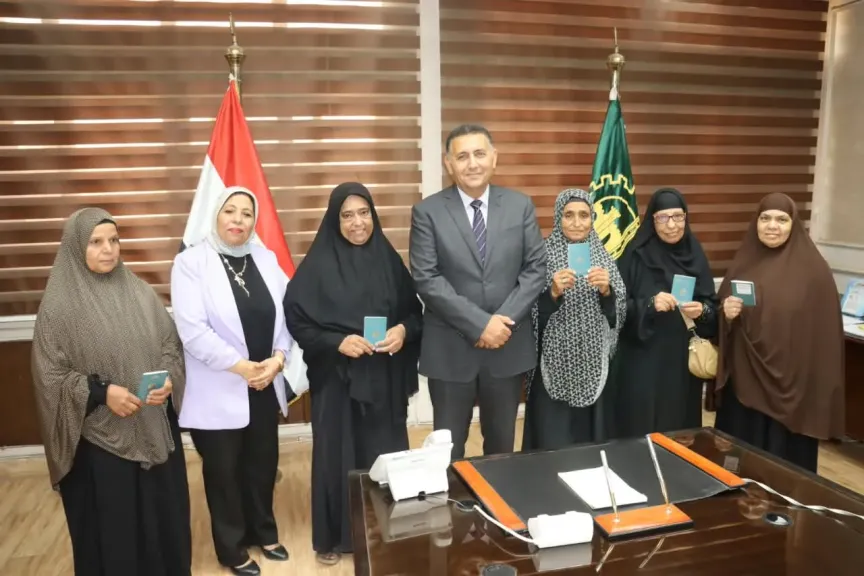 5 سيدات من ”تكافل وكرامه” على موعد مع العمرة.. محافظ القليوبية يسلمهن جوازات السفر