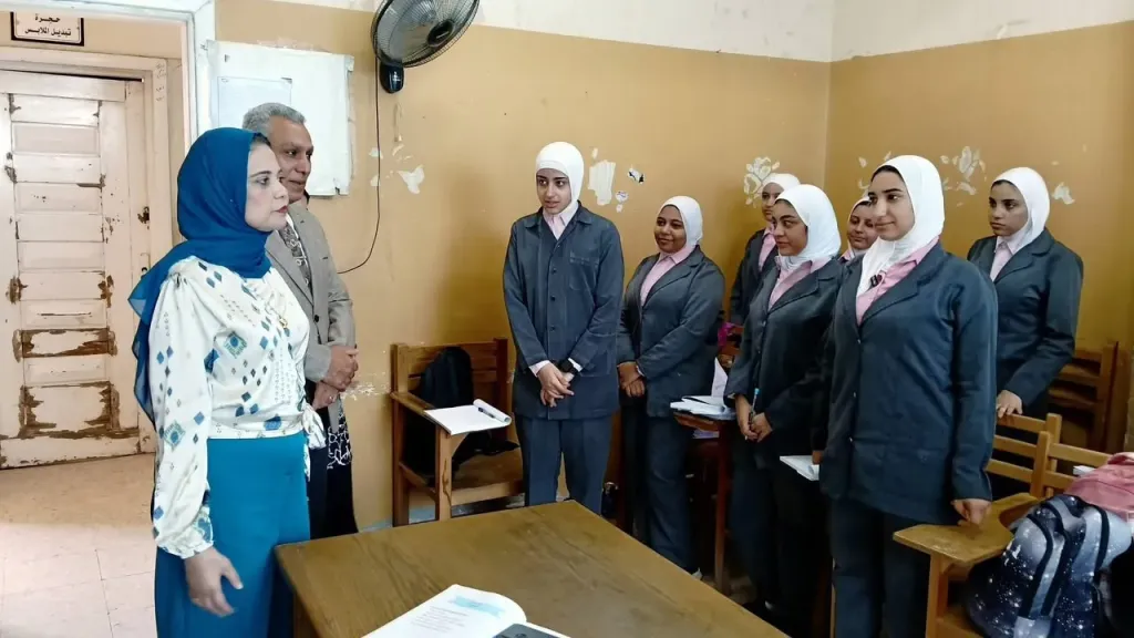 في أول أيام الدراسة.. جولة تفقدية لمدير التأمين الصحي بمعهد التمريض بشبرا الخيمة