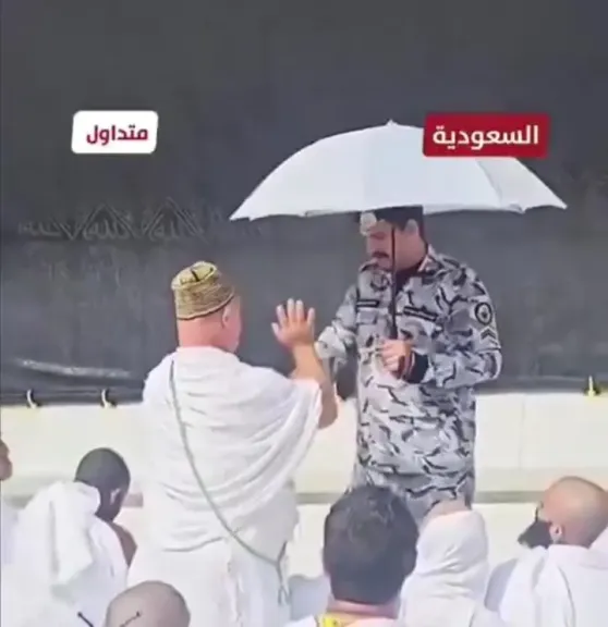 رجل أمن سعودي يستجيب لطلب شاب من ذوي متلازمة داون ”بلمس الكعبة”