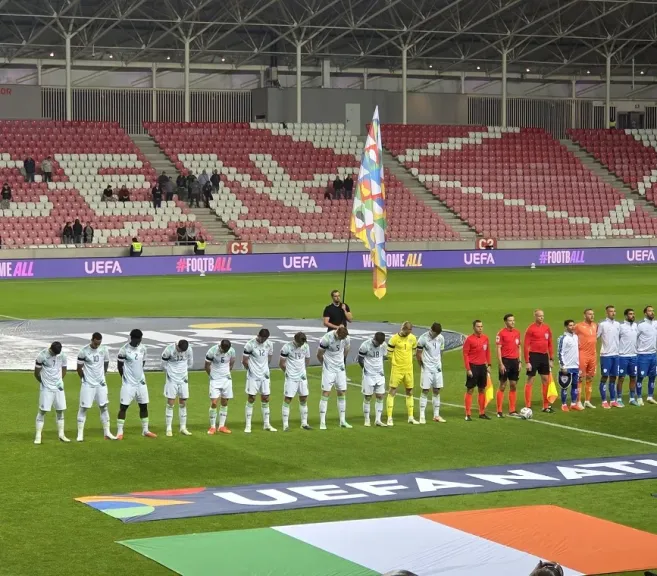 فيديو.. خفضوا رؤوسهم وارتدوا شارات سوداء.. مباراة أيرلندا والكيان المحتل تتصدر السوشيال ميديا