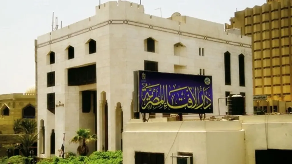 بعد تصدر تريند «الست مش ملزمة».. دار الإفتاء توضح حكم خدمة الزوجة لأسرتها