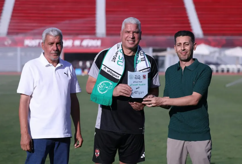 الاتحاد المصراتي يكرم وائل جمعة بدرع النادي قبل ودية الأهلي