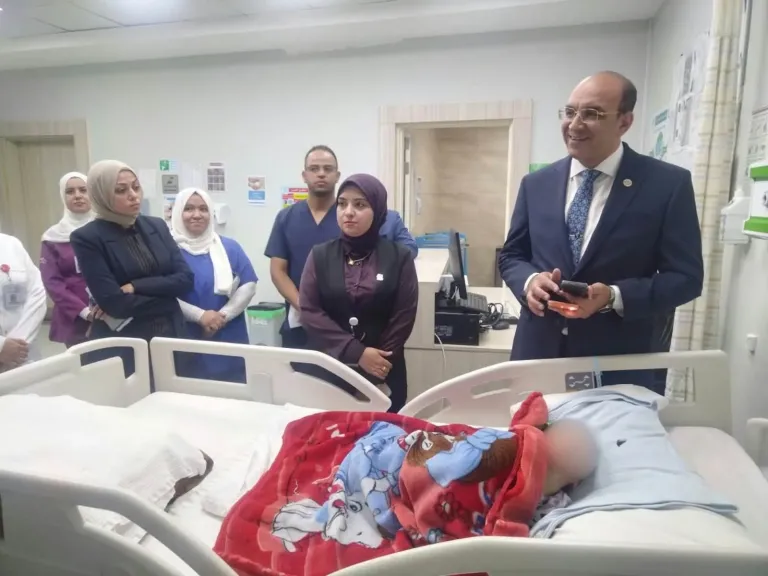 في أول جولة ميدانية بعد توليه المسؤولية.. رئيس التأمين الصحي يتفقد مستشفى العاصمة الإدارية ويتابع تنفيذ «العاصمة 2»