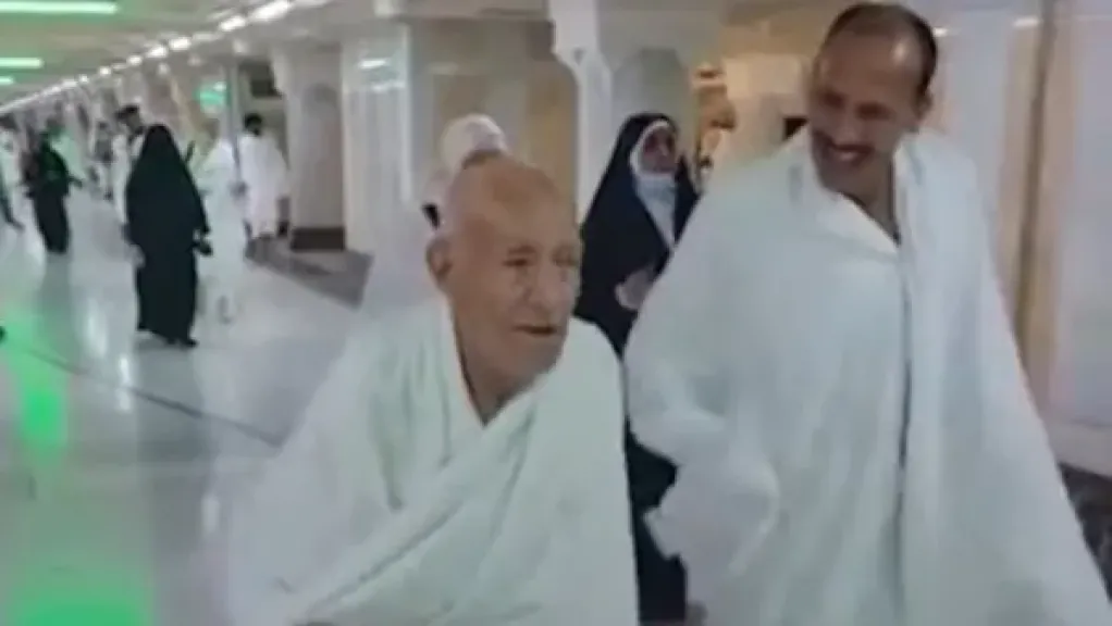أبكى الملايين وخطف القلوب.. مسن يجري بعكازه كالطفل فرحًا بالكعبة أثناء العمرة