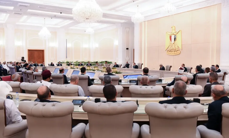 الرئيس السيسي للمسئولين: حسن معاملة المواطنين أثناء تقديم الخدمات لهم