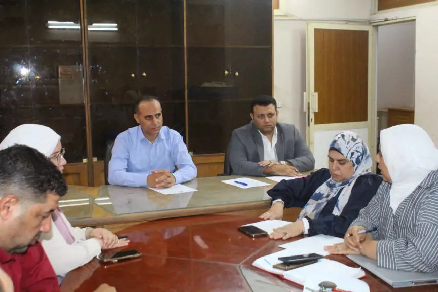 صحة بني سويف تبحث آليات التخلص الآمن من النفايات الطبية