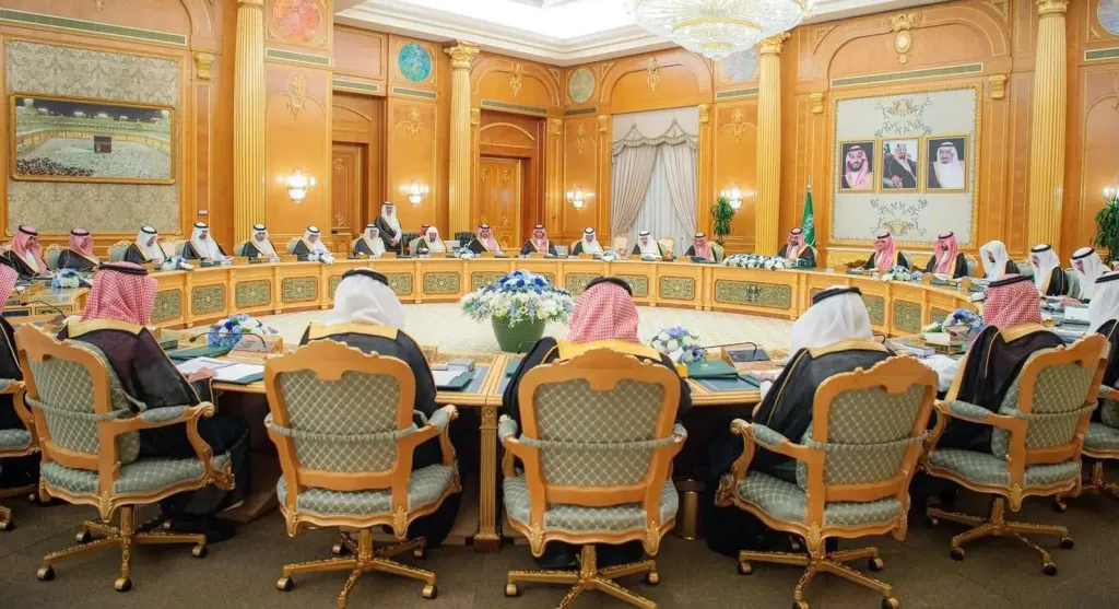 السعودية : مجلس الوزراء برئاسة ولي العهد يشدد على أهمية ضمان حماية حرية الملاحة في مضيقي هرمز وباب المندب والبحر الأحمر وخليج عدن