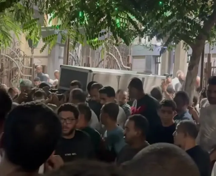 ”سيرته سبقت جنازته”.. شبرا الخيمة تودع طبيب الغلابة في مشهد مهيب