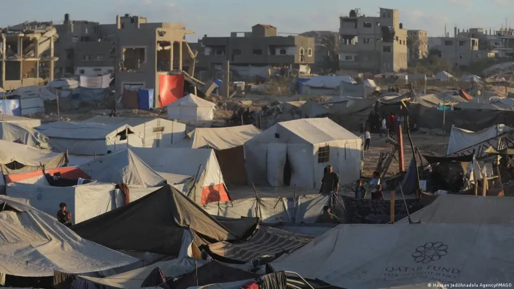 فلسطينيون نازحون في قطاع غزة داخل خيم مؤقتة مقامة على شاطئ البحر
