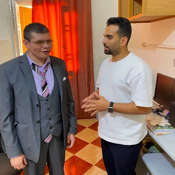 "أنا كفيف.. وبشتغل من ورا شاشة".. حكاية مبرمج حوّل التكنولوجيا إلى عينٍ ثانية