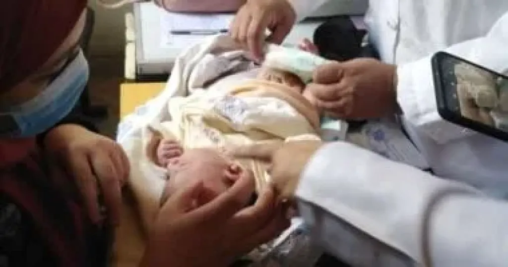 «اتساب جوه المستشفى».. العثور على طفل حديث الولادة في طرقات مستشفى شبين القناطر