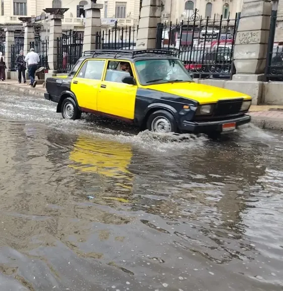عروس البحر تغرق.. أمطار غزيرة مفاجئة تضرب الإسكندرية وتحولها لشتاء مبكر