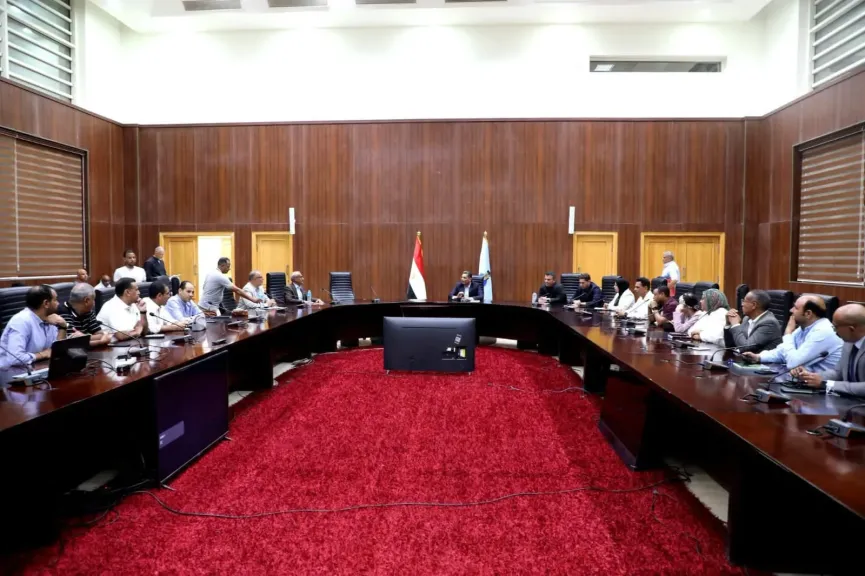 محافظ البحر الأحمر يلتقي الصحفيين ويكشف خطة المحافظة للإسكان والمياه والصرف والصحة والتعليم