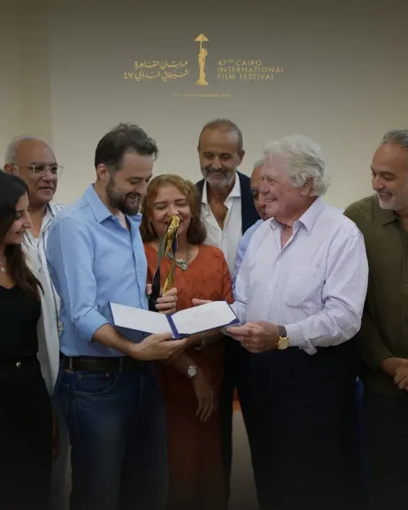 حسين فهمي يكرم صناع «القصص» بدرع مهرجان طريق الحرير السينمائي