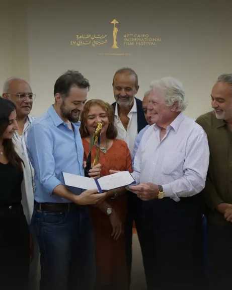 حسين فهمي يكرم صناع «القصص» بدرع مهرجان طريق الحرير السينمائي