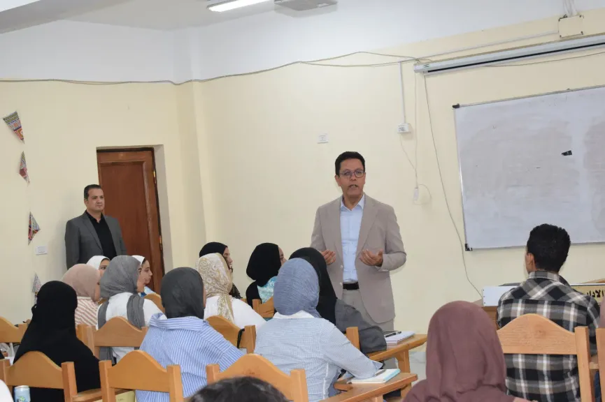 رئيس جامعة بنها من داخل قاعات الدراسة 