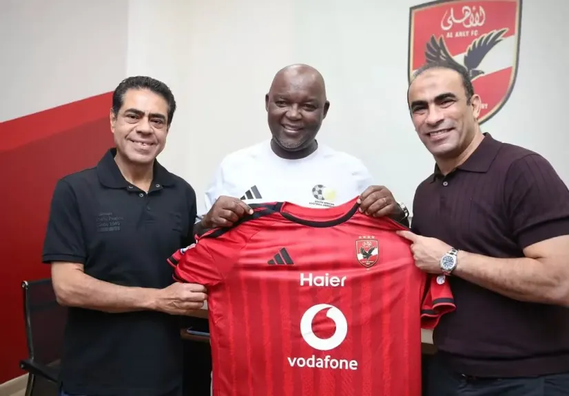 الأهلي يهدي موسيماني درع وعلم النادي