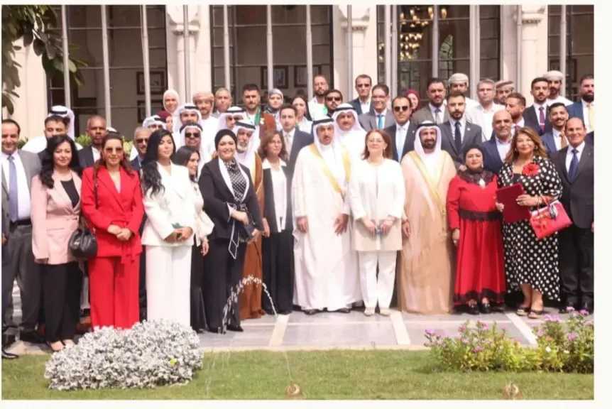 ملتقى القيادات العربية الشابة برعاية الجامعة العربية يكرم  ” د.محمد بودن  ” بوسام القيادة الوطنية الشابة