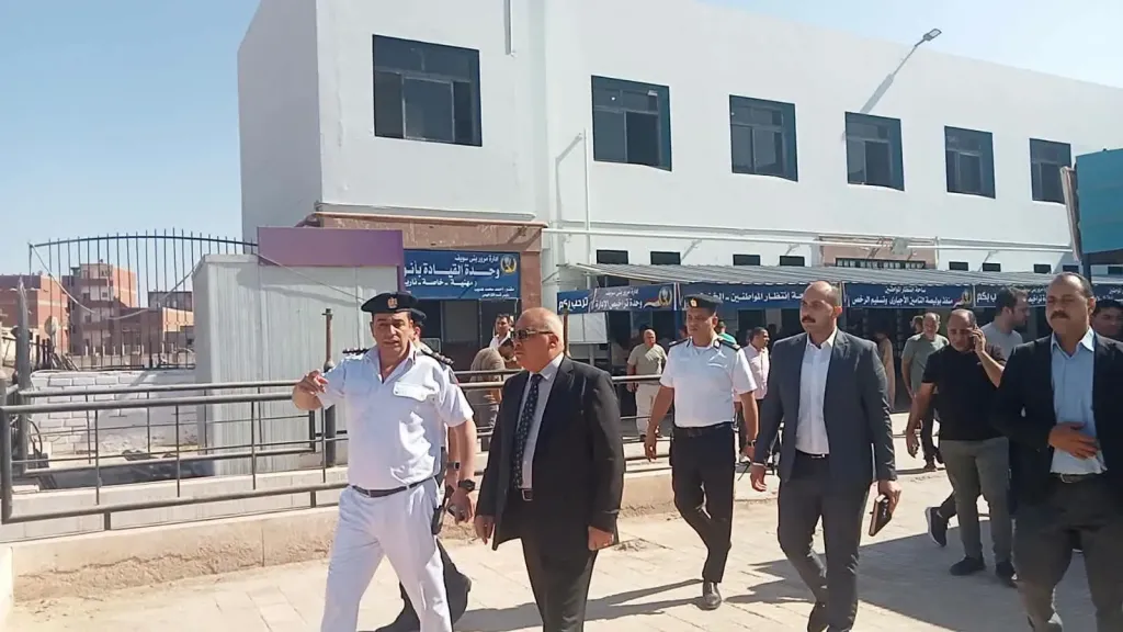 تنفيذا تكليفات القيادة السياسية.. مدير أمن بني سويف يتفقد إدارة المرور لمتابعة سير العمل بالمنظومة الجديدة للتراخيص