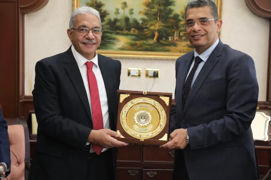 محافظ البحر الأحمر ورئيس جامعة الأزهر يبحثان توسيع التعاون المشترك