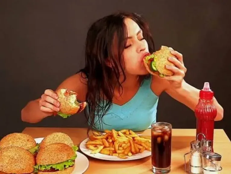 تظهر بعد تناول الطعام مباشرة.. 3 علامات تحذيرية لا تتجاهلها