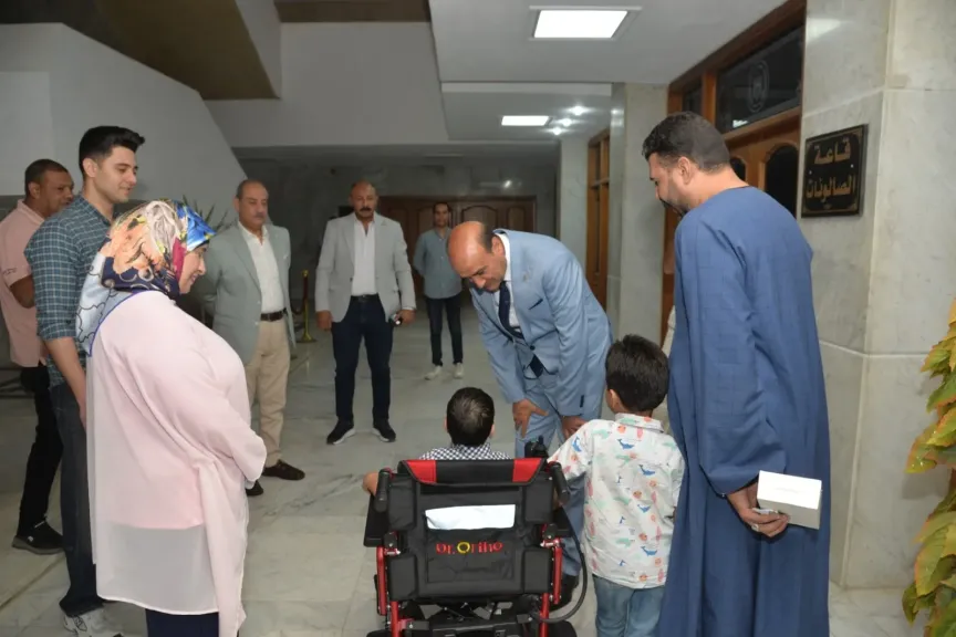 استجابة إنسانية من محافظ أسيوط.. كرسي كهربائي لطفل من ذوي الهمم