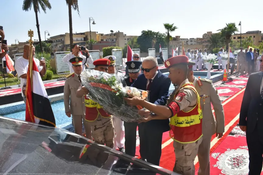احتفالًا بالذكرى الـ53 لانتصارات أكتوبر .. محافظ الأقصر يضع إكليلًا من الزهور على النصب التذكاري للجندي المجهول