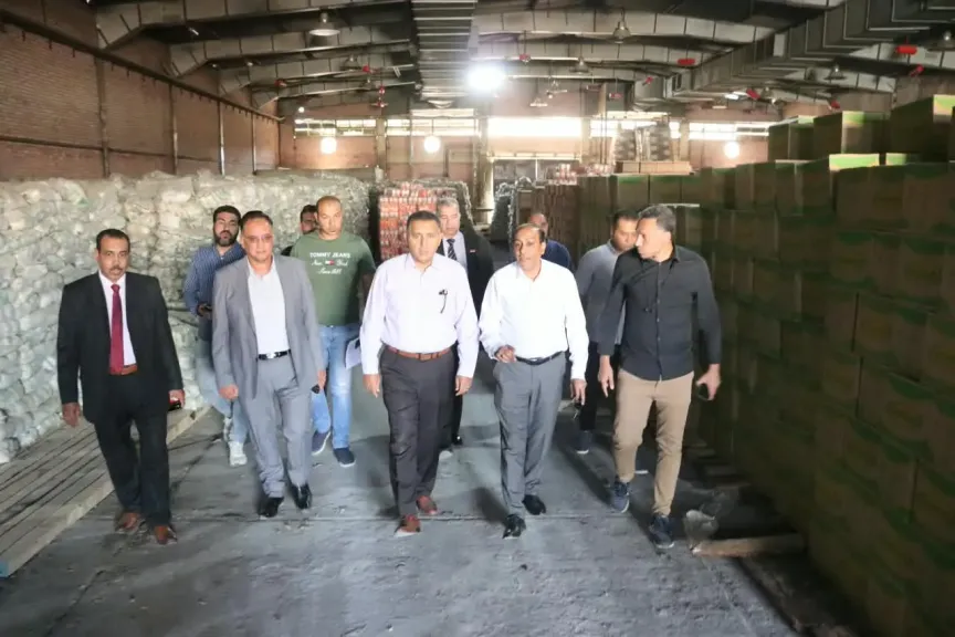 مخزون استراتيجي بـ24 ألف طن.. محافظ القليوبية يتفقد مخازن السلع التموينية بقليوب
