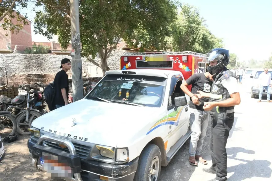 محافظ الفيوم يوجه بسحب رخصة سيارة أجرة عرّض سائقها طلابًا للخطر