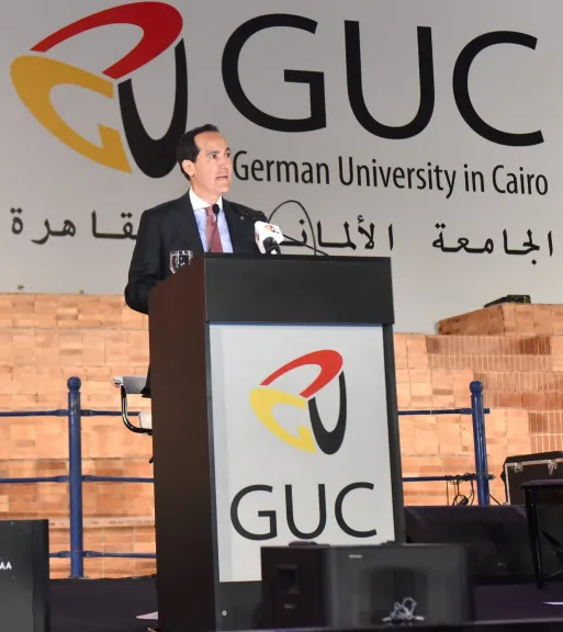 الرئيس التنفيذي لهيئة الاستثمار يشارك في حفل تخرج دفعة جديدة من الجامعة الألمانية