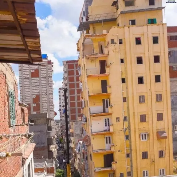 محافظة الإسكندرية تواصل إزالة عقارين مخالفين بمنطقة غرب ووسط بأسلوب هندسي آمن