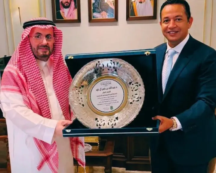 رئيس الاتحاد السكندري يلتقي القنصل العام السعودي بالإسكندرية ويهديه درع النادي