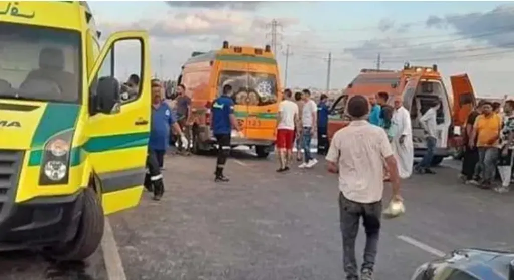 العربية تحولت لخردة.. مصرع شخص وإصابة 4 آخرين إثر حادث انقلاب ملاكي أعلى كوبري في قنا