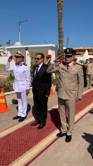 محافظ ومدير أمن بورسعيد يضعان إكليلًا من الزهور على النصب التذكاري للشهداء