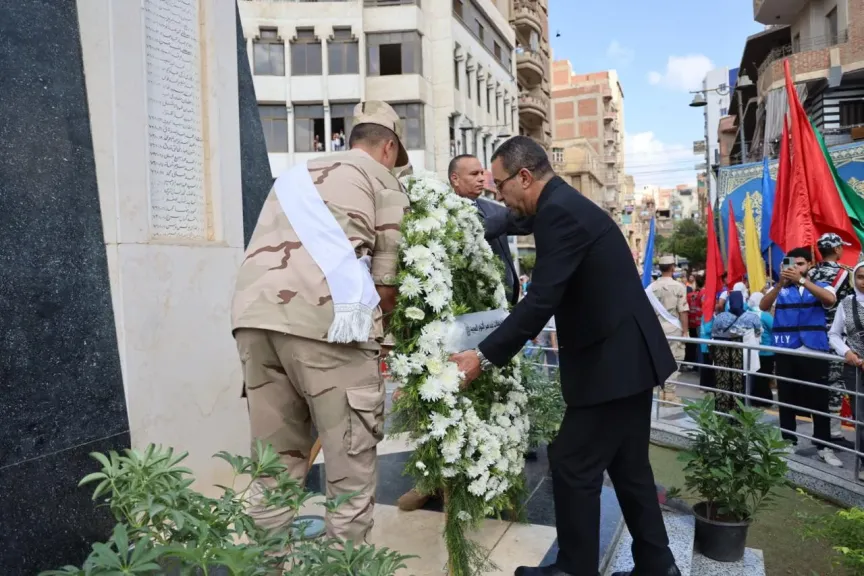 احتفالا بذكرى النصر.. محافظ المنوفية يضع إكليلاً من الزهور على النصب التذكاري لشهداء أكتوبر
